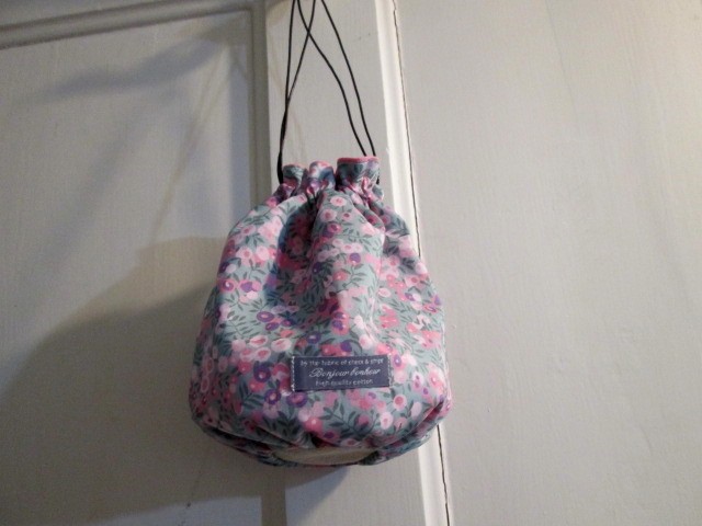 リバティWiltshireウィルトシャー スモーキーブルーに桜色の FigueSACフィーグサック 巾着ポーチ