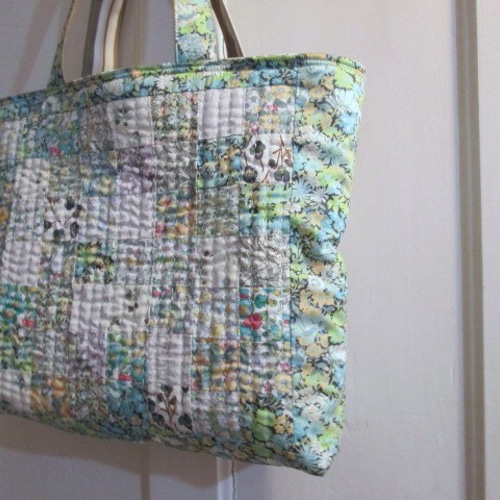 ハンドメイド　リバティ　パッチワークキルト　トートバッグ LIBERTY. - リバティ パッチワークバッグ ハンドメイドの通販 by