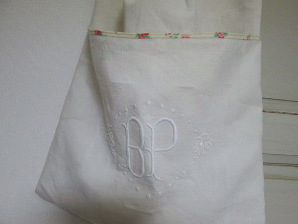 フランスアンティークリネン イニシャルモノグラム刺繍のパリジェンヌバッグ 2枚目の画像