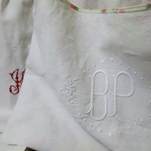 フランスアンティークリネン イニシャルモノグラム刺繍のパリジェンヌ