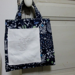 リバティ　Yoshieヨシエとモノグラム刺繍のフラットバッグ 2枚目の画像