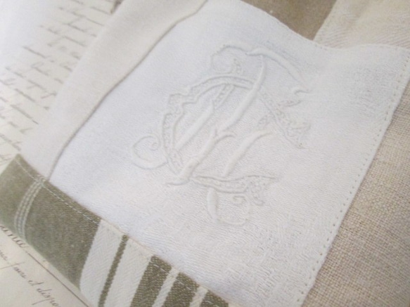 トリプルモノグラム刺繍のリネンパッチとシャビーフレンチコットン巾着ポーチ 4枚目の画像
