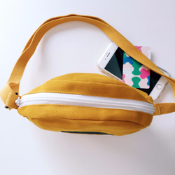 芥黃色郊遊五郎－斜背圓揹包 帆布包  側背包 可調整式揹帶 第5張的照片