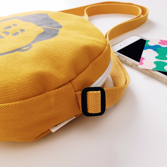 芥黃色油頭介太－斜背圓揹包 帆布包  側背包 可調整式揹帶 第2張的照片
