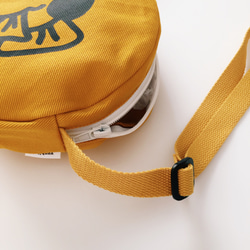芥黃色嘟子－斜背圓揹包 帆布包  側背包 可調整式揹帶 第2張的照片