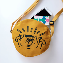 芥黃色五郎週年－斜背圓揹包 帆布包  側背包 可調整式揹帶 第1張的照片