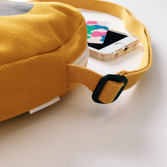 芥黃色五郎週年－斜背圓揹包 帆布包  側背包 可調整式揹帶 第4張的照片