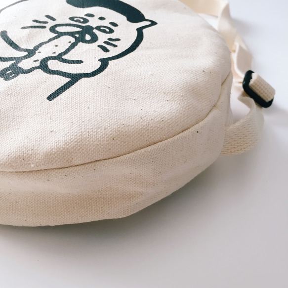 炸蝦五郎－斜背圓揹包 帆布包  側背包 可調整式揹帶 第2張的照片