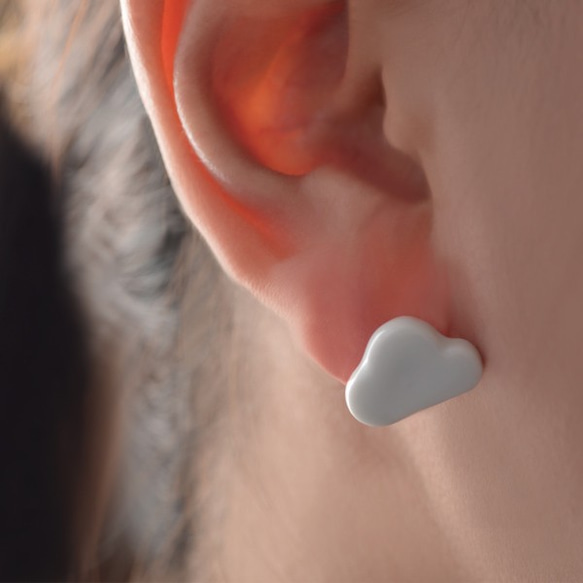 ＜送料無料＞ 雲のピアス / Cloud Earrings（ クラウド 磁器  陶器 白 ） 1枚目の画像