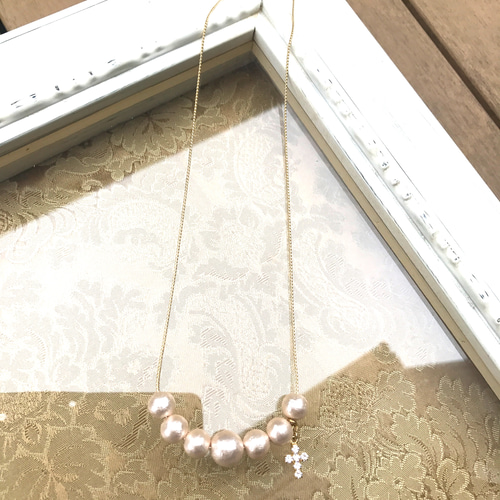 美しくお顔映りを演出する淡いピンク系コットンパールにゆらゆらと  