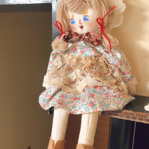 チェックワンピースの女の子　ハンドメイド　ドール　お人形　ウォルドルフ人形風 お花柄ワンピースの女の子 ハンドメイド ドール お人形