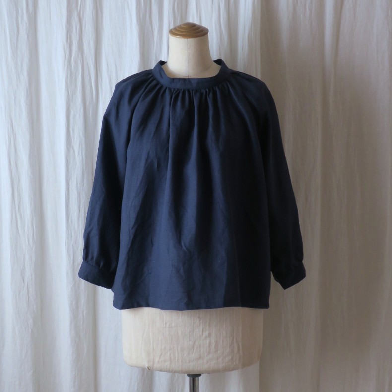 フレンチリネンのスタンドカラーブラウス（ダークネイビー）