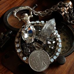 水晶と1/2フラン硬貨の懐中時計バッグチャーム 1枚目の画像