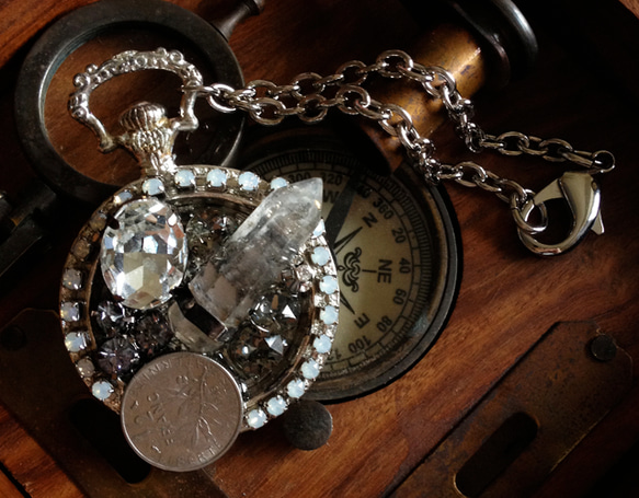 水晶と1/2フラン硬貨の懐中時計バッグチャーム 3枚目の画像