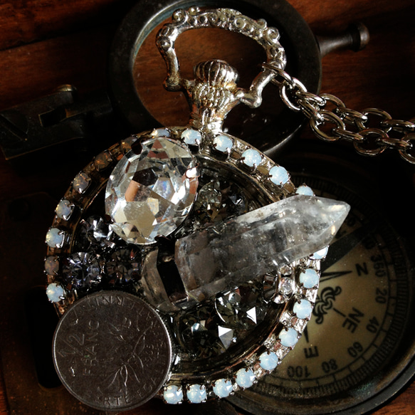 水晶と1/2フラン硬貨の懐中時計バッグチャーム 4枚目の画像