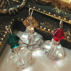 水晶とスワロフスキービーズの香水瓶ネックレス　ロジウム 1枚目の画像