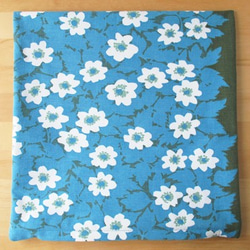 クッションカバー 34cm×34cm＊青色の葉に白い花々 2枚目の画像
