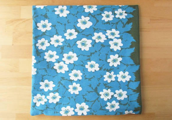 クッションカバー 34cm×34cm＊青色の葉に白い花々 2枚目の画像