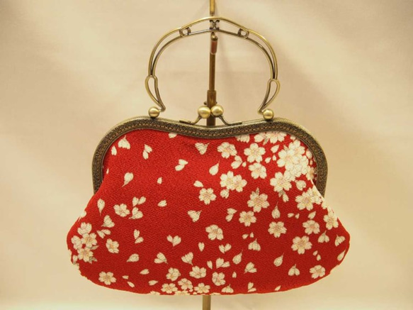 桜吹雪柄ちりめん素材のパーティーバッグ　３Wayタイプ（赤） 2枚目の画像