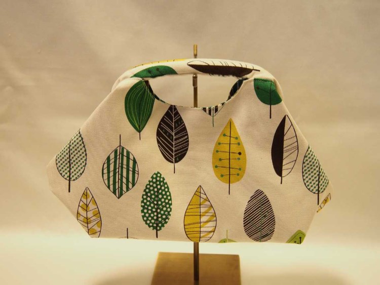 リーフ柄のニューム口金バッグ