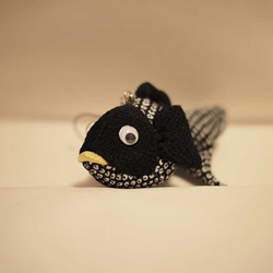 金魚のストラップ(黒×白） 1枚目の画像