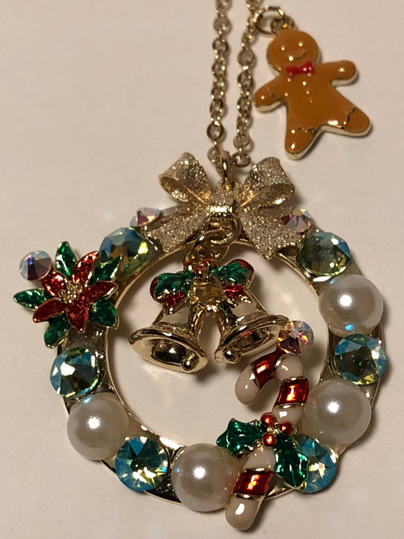 クリスマスモチーフのネックレス（ブルー系・ジンジャーマン付き） 3枚目の画像