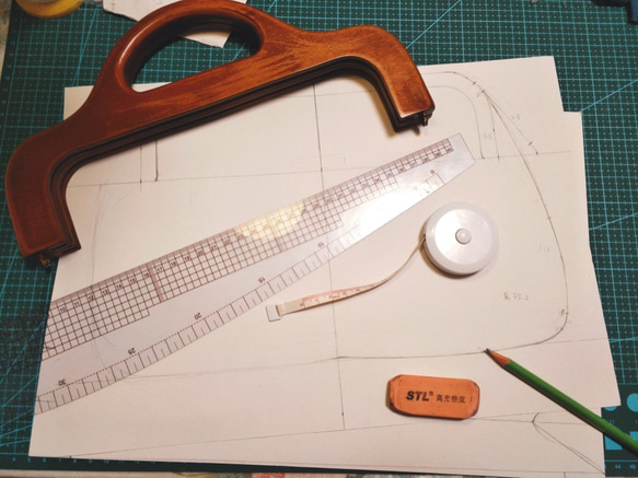 【LikeDeer】原创打版设计手工缝制真皮拼接木提手口金包孤品 第8張的照片