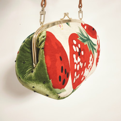 【丝绒草莓】原创手作甜美大容量拼接口金包孤品 第3張的照片