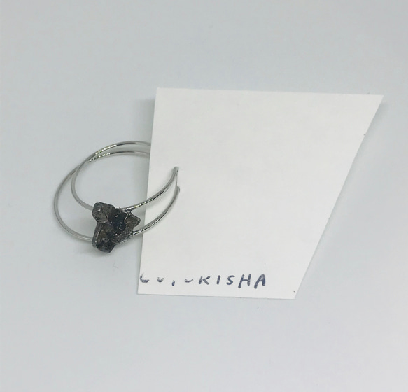 立体的なデザインの隕石イヤーカフ  カンポデルシエロ 2枚目の画像