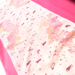 手工印花巾“水獺在櫻花” 第2張的照片