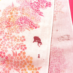 手工印花巾“水獺在櫻花” 第3張的照片