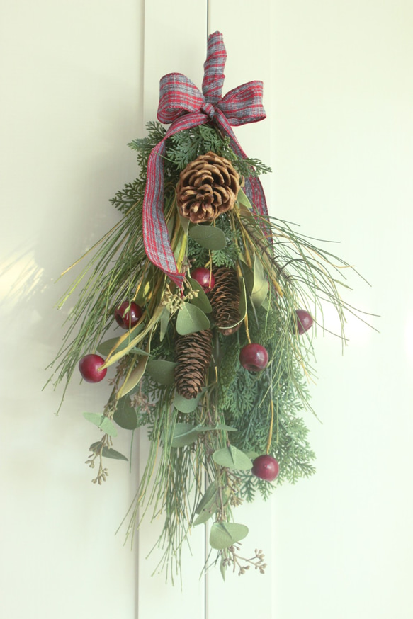 大きな松ぼっくりのクリスマススワッグ スワッグ ブリーディングハート