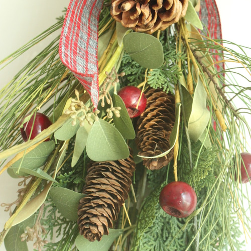 大きな松ぼっくりのクリスマススワッグ スワッグ ブリーディングハート