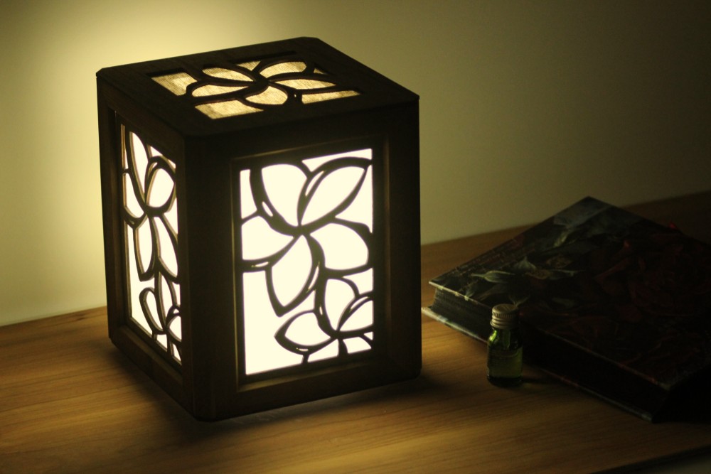 シルエットランプ　ハワイアンープルメリア　LEDで癒しを演出　テーブルランプ 18.5cmX18.5cmX20cm