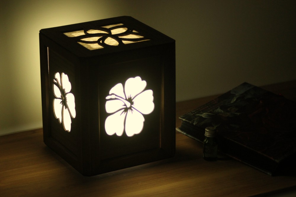 シルエットランプ　ハワイアンーハイビスカス　LEDで癒しを演出　テーブルランプ 18.5cmX18.5cmX20cm