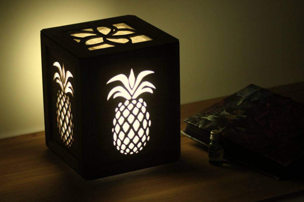 シルエットランプ　ハワイアンーパイナップル　LEDで癒しを演出　テーブルランプ 18.5cmX18.5cmX20cm