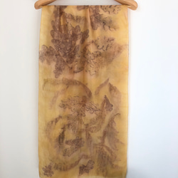 Eco printした絞り染めのシルクスカーフ 3枚目の画像