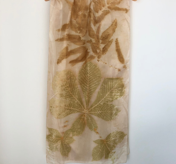 Eco printした絞り染めのシルクスカーフ 2枚目の画像