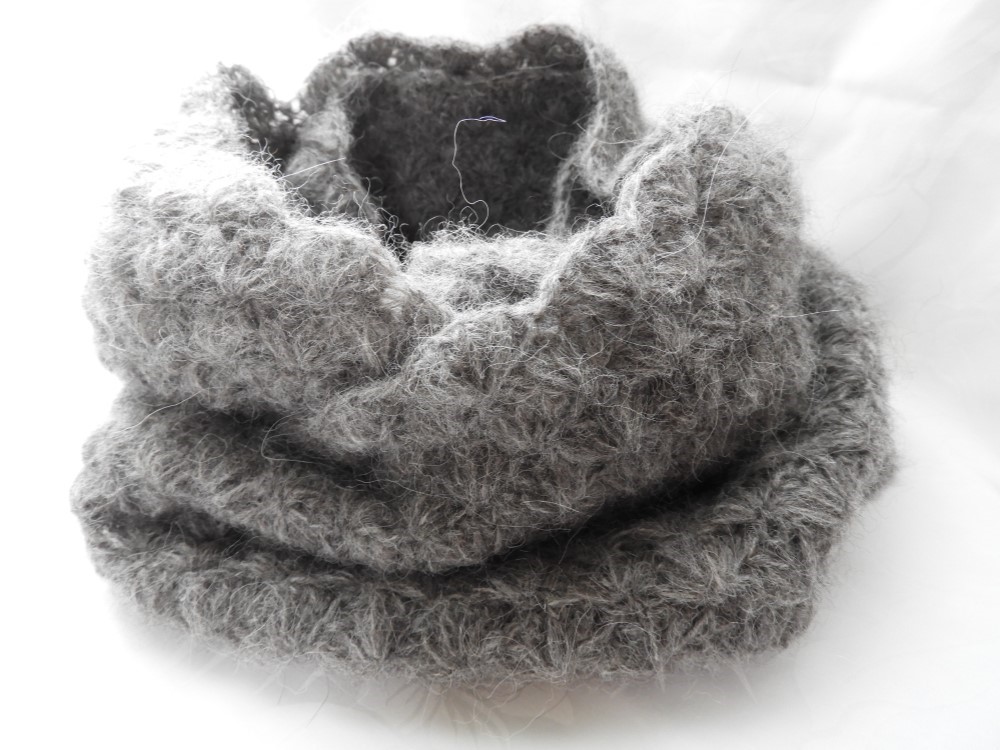 チクチクしないやわらか素材アルパカ75％スヌード　模様編み　受注制作チャコールグレー