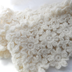 スヌード　お花モチーフ編み大人可愛い　チクチクしないア75%　オフホワイト 5枚目の画像