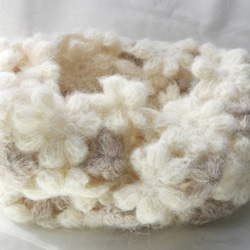 スヌード　お花6㎝モチーフ編み　チクチクしないアルパカ75％オフホワイト×薄茶 6枚目の画像