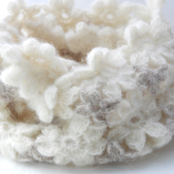 スヌード　お花6㎝モチーフ編み　チクチクしないアルパカ75％オフホワイト×薄茶 7枚目の画像