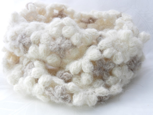 スヌード　お花6㎝モチーフ編み　チクチクしないアルパカ75％オフホワイト×薄茶 8枚目の画像
