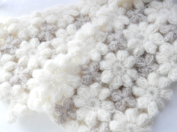 スヌード　お花モチーフ編み　チクチクしないアルパカ75％オフホワイト×薄茶 1枚目の画像