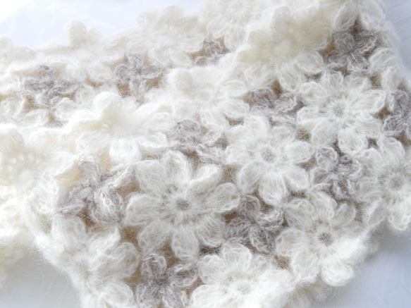スヌード　お花モチーフ編み　チクチクしないアルパカ75％オフホワイト×薄茶 2枚目の画像