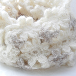 スヌード　お花モチーフ編み　チクチクしないアルパカ75％オフホワイト×薄茶 3枚目の画像
