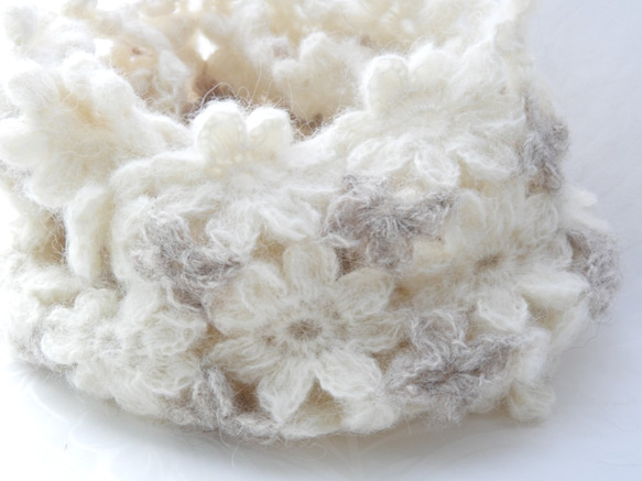 スヌード　お花モチーフ編み　チクチクしないアルパカ75％オフホワイト×薄茶 3枚目の画像