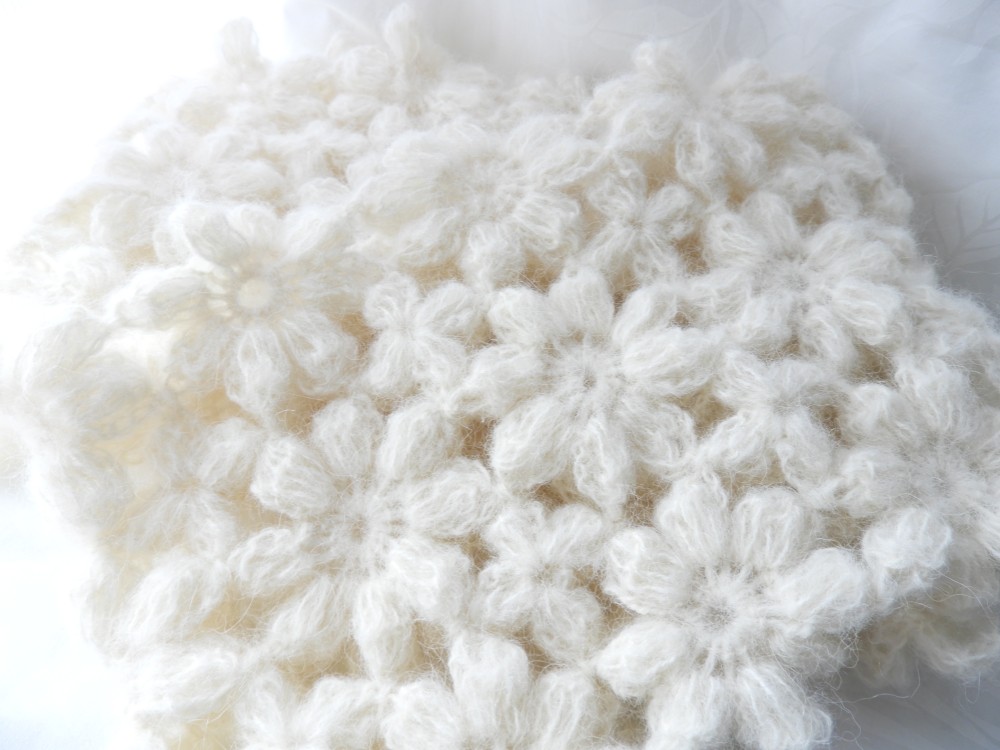 スヌード　大人可愛いお花モチーフ編み　チクチクしないア75%　オフホワイトお値下げ