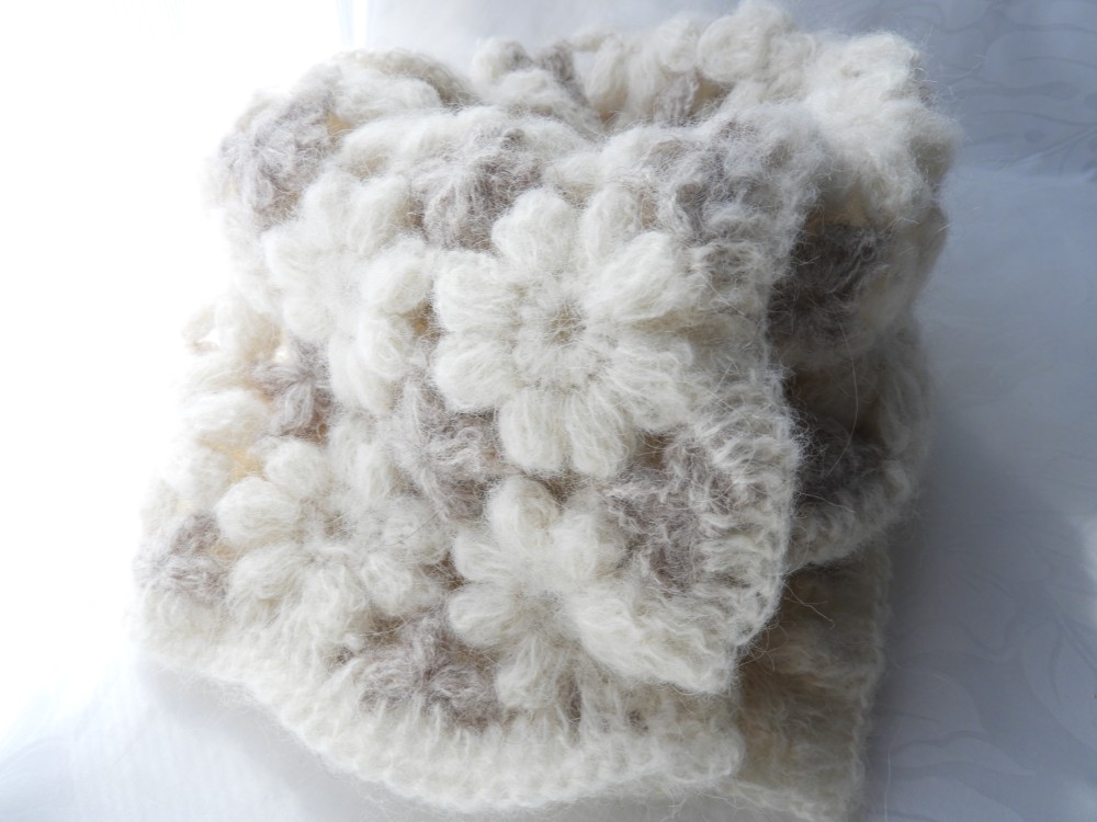 マフラー  お花モチーフ編みオフホワイト×薄茶　受注製作チクチクしないアルパカ75%