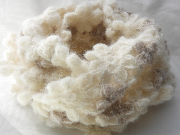 スヌード　お花モチーフ編み　チクチクしないアルパカ75％オフホワイト×薄茶 8枚目の画像